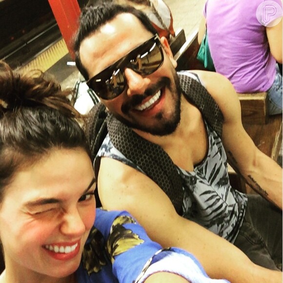 Isis Valverde compartilhou foto em sua conta de Instagram para comemorar, neste sábado (1º), um ano de namoro com Uriel Del Toro: 'Muito amor'