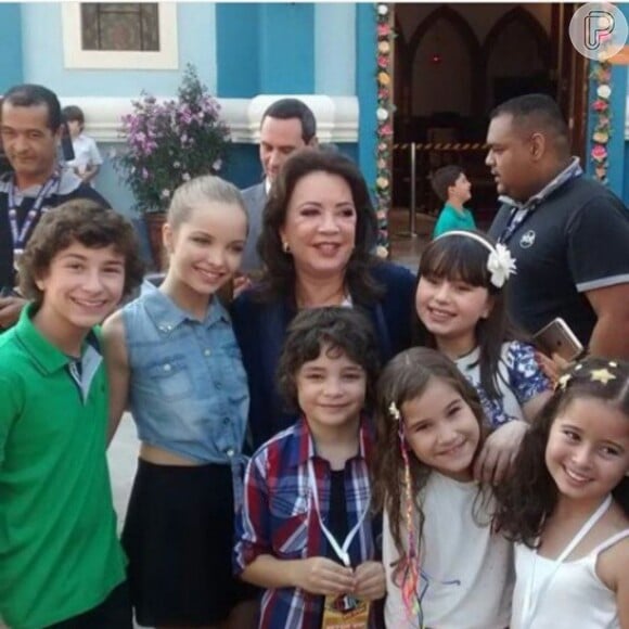 Iris Abravanel, mulher de Silvio Santos e autora de 'Cúmplices de um Resgate', foi tietada por crianças na festa de lançamento da nova novela do SBT