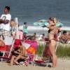 Dixie Pratt, namorada de Romário, exibiu boa forma em ida à praia do Rio de Janeiro
