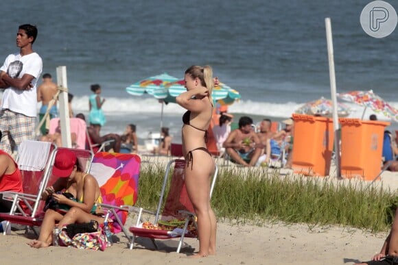 Dixie Pratt, namorada de Romário, exibiu boa forma em ida à praia do Rio de Janeiro