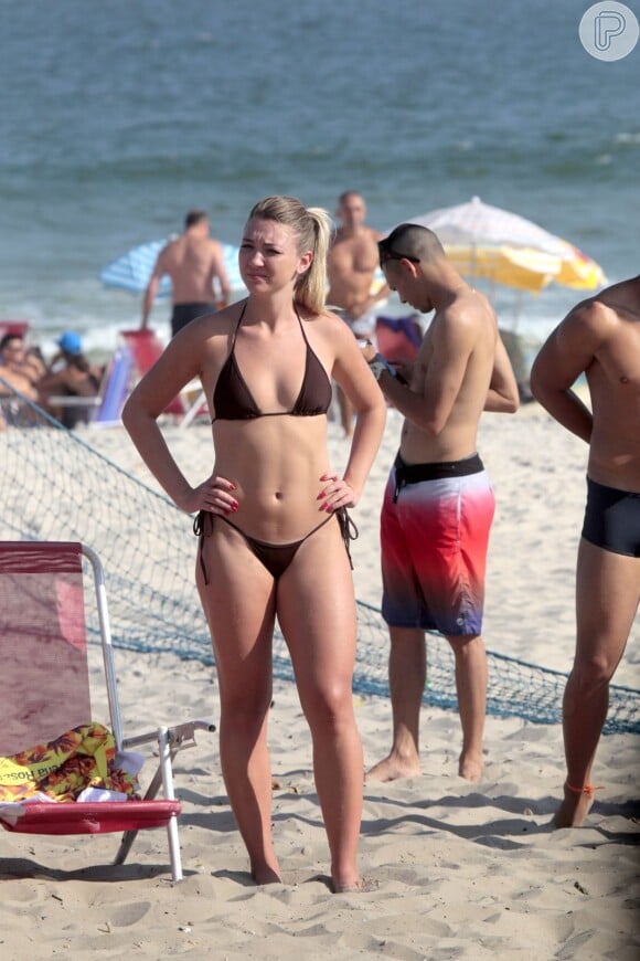 Dixie Pratt, namorada de Romário, mostrou a boa forma durante ida à praia da Barra da Tijuca, na Zona Oeste do Rio de Janeiro, neste domingo, 2 de agosto de 2015