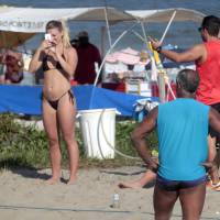 Romário joga futevôlei e a namorada, Dixie Pratt, mostra boa forma em praia