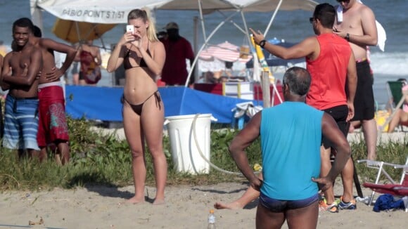 Romário joga futevôlei e a namorada, Dixie Pratt, mostra boa forma em praia