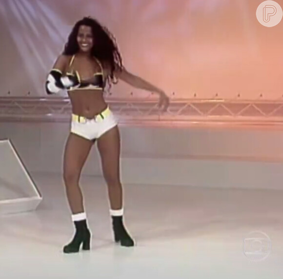 Viviane Araújo dançando no programa 'Domingão do Faustão', em 1997, ano em que tentou uma vaga para ser a nova morena do grupo É o tchan