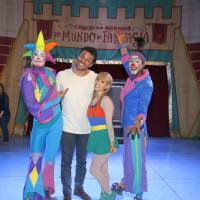 Rodrigo Lombardi, de 'Verdades Secretas', leva mulher e filho ao circo: 'Amo!'
