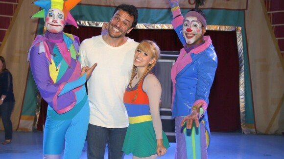 Rodrigo Lombardi, de 'Verdades Secretas', leva mulher e filho ao circo: 'Amo!'