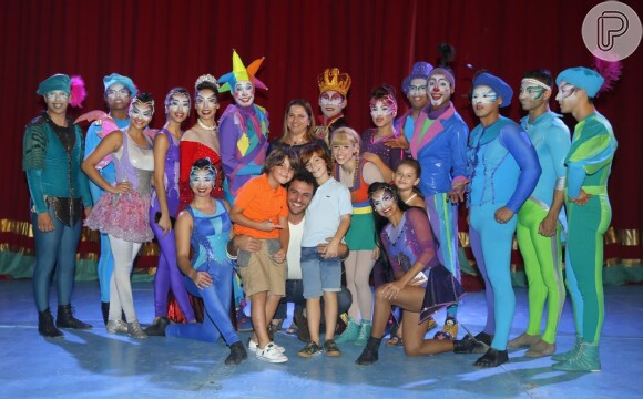 Rodrigo Lombardi posou ao lado do filho, Rafael e de um amiguinho dele com os artistas do circo