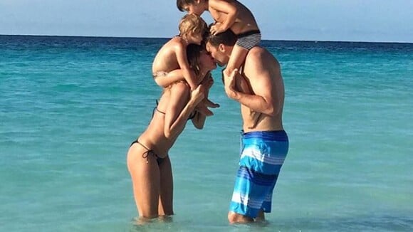 Gisele Bündchen parabeniza marido,Tom Brady, em foto com os filhos: 'Te amamos'