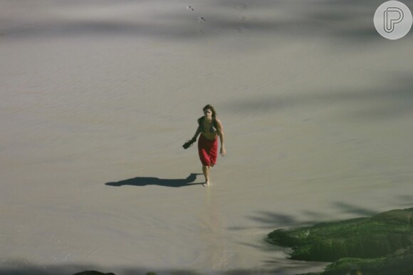 Priscila Fantin é fotografada na praia da Barra da Tijuca, no Rio de Janeiro