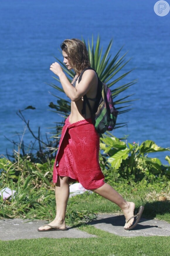 Priscila Fantin é vista saindo da praia