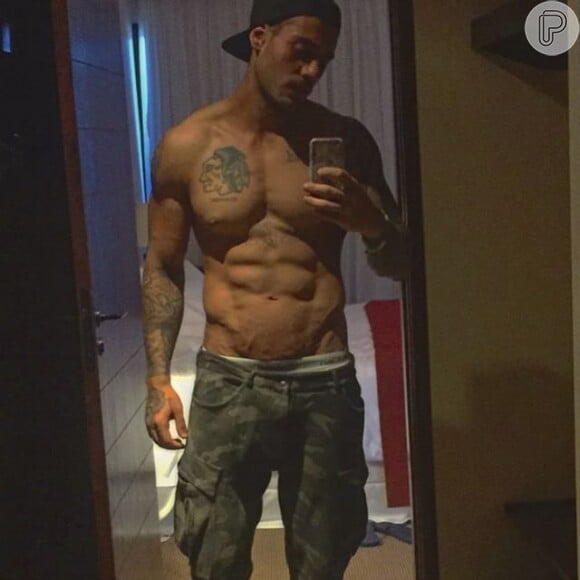 Cantor postou uma foto em que aparece sem camisa e com a barriga sarada em seu Instagram