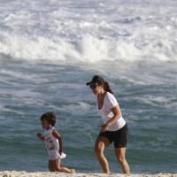 Ivete Sangalo se diverte com o filho, Marcelo, em tarde de sol na praia da Barra