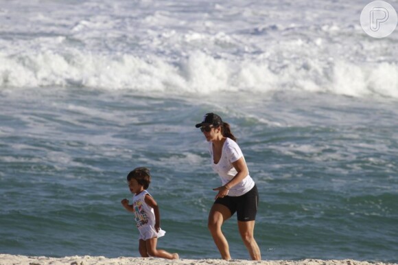 Ivete Sangalo levou o filho, Marcelo, de três anos, para a praia da Barra da Tijuca, nesta quinta-feira, 4 de julho de 2013