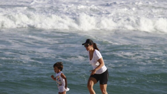 Ivete Sangalo se diverte com o filho, Marcelo, em tarde de sol na praia da Barra