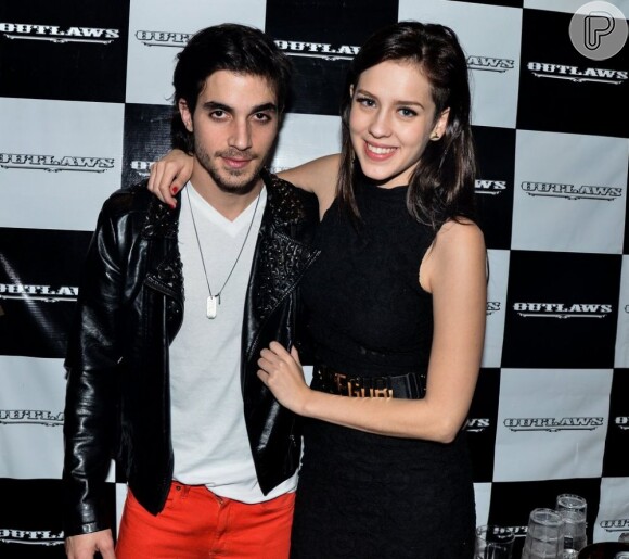 Fiuk e sua namorada, Sophia Abrahão, posam juntos no show de Buchecha, em São Paulo