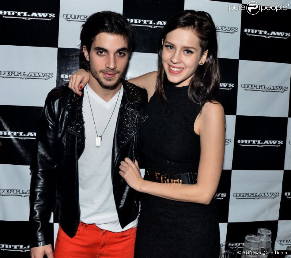 Fiuk e sua namorada, Sophia Abrahão, posam juntos no show de Buchecha, em São Paulo