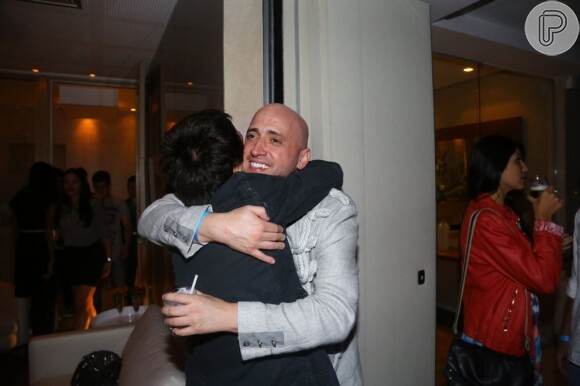 Paulo Gustavo recebe o abraço de Rodrigo Pandolfo