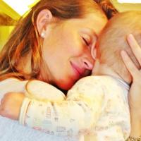 Gisele Bündchen posta foto abraçada à Vivian, de 7 meses: 'Melhor amor do mundo'