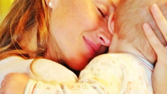 Gisele Bündchen posta foto abraçada à Vivian, de 7 meses: 'Melhor amor do mundo'