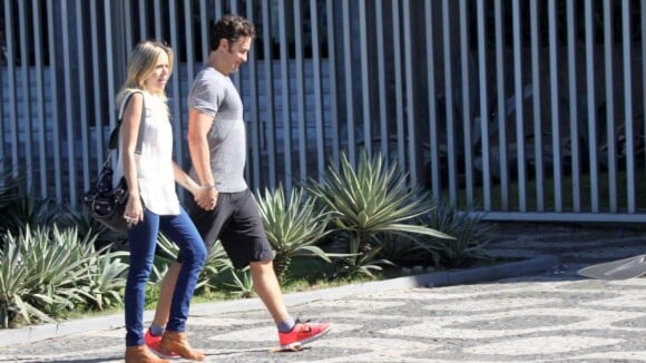 Gabriel Braga Nunes, no ar em 'Saramandaia', passeia com a namorada no Leblon