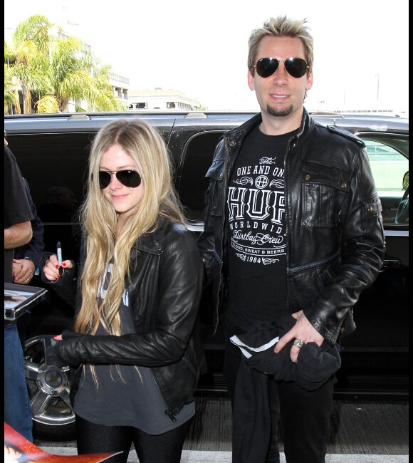 A festa teve tema gótico e Avril usou um vestido de tule preto