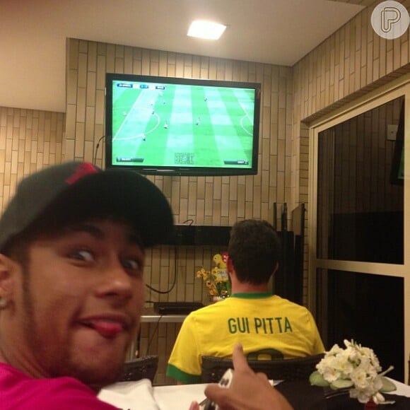Nas fotos, Neymar joga videogame com os amigos