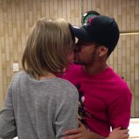 Neymar causa alvoroço nas redes sociais ao beijar Bruna Marquezine de peruca