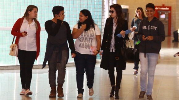 Sophia Abrahão embarca em aeroporto do Rio acompanhada de fãs