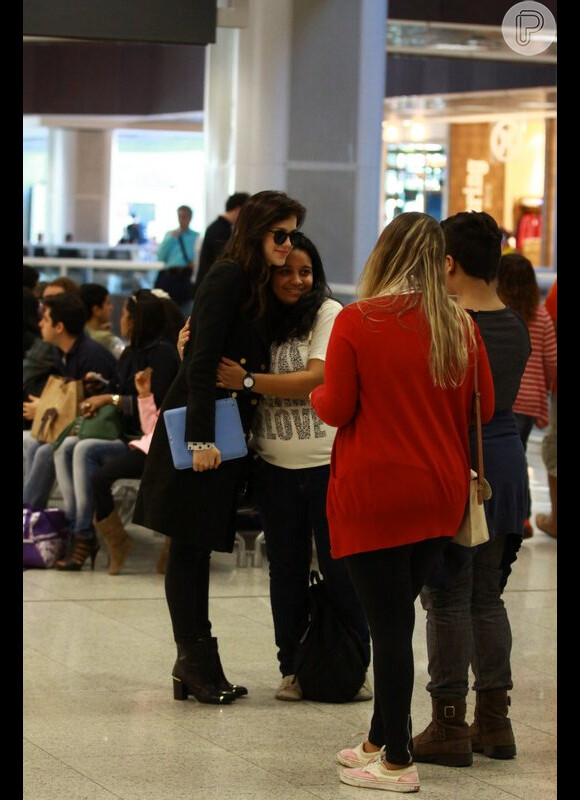Sophia Abrahão é tietada por fã em aeroporto