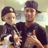 Neymar visita o vestiário do Santos na Vila Belmiro com o filho, Davi Lucca, em 10 de julho de 2013
