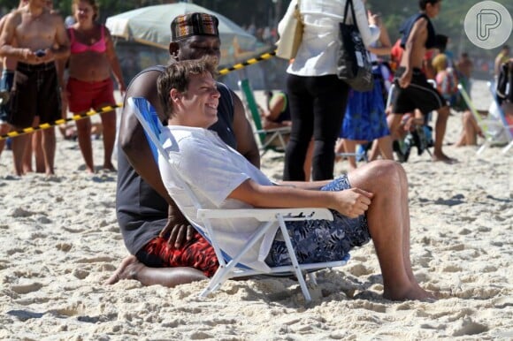 Fábio Porchat grava comercial em praia carioca