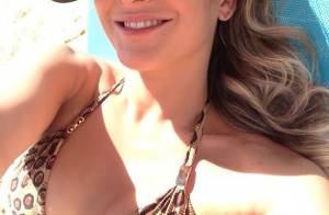 Claudia Leitte, de biquíni animal print, posta foto relaxando e curtindo a tarde