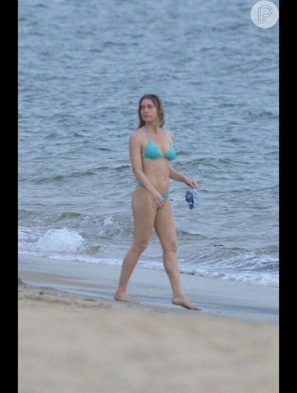 Letícia Spiller mostra boa forma em praia de Mangaratiba, na Costa Verde do Rio, em 9 de dezembro de 2012