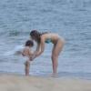 Letícia Spiller vai à praia com a filha, Stella, de 1 anos e 11 meses