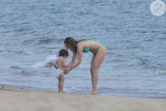 Letícia Spiller vai à praia com a filha, Stella, de 1 anos e 11 meses
