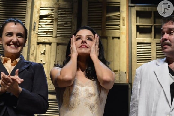 Bianca Rinaldi se emociona na estreia de 'A Falecida', no Rio de Janeiro. A atriz conta que sempre foi fã de Nelson Rodrigues