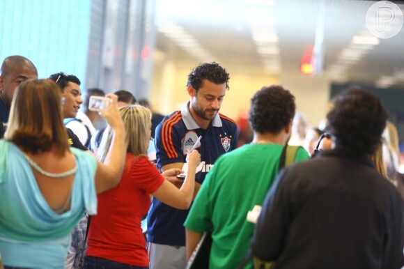 Fred é cercado por fãs ao embarcar em aeroporto do Rio de Janeiro