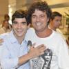 Caio Blat e Felipe Camargo se abraçam na exibição do primeiro capítulo da série 'Xingu'