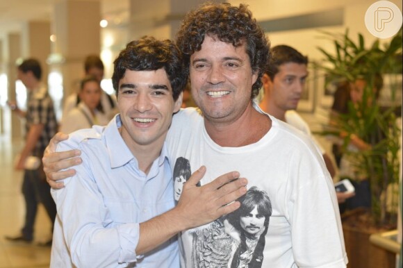 Caio Blat e Felipe Camargo se abraçam na exibição do primeiro capítulo da série 'Xingu'