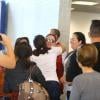 Giovanna Antonelli abraça fã em aeroporto