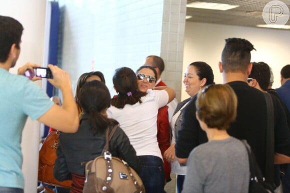 Giovanna Antonelli abraça fã em aeroporto