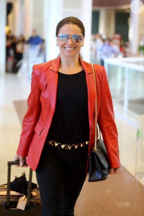Giovanna Antonelli sorri para paparazzo no aeroporto Santos Dumont, no Rio de Janeiro, em 16 de julho de 2013