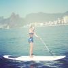 Yasmin Brunet pratica stand up paddle na praia do Leblon, na zona sul do Rio, nesta segunda-feira, 10 de dezembro de 2012