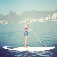 Yasmin Brunet pratica stand up paddle em praia do Rio