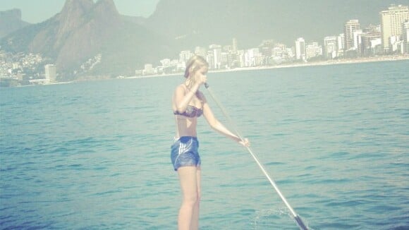 Yasmin Brunet pratica stand up paddle em praia do Rio