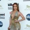 Jennifer Lopez gosta de roubar as atenções com seus looks, e no Billboard Music Awards de 2013 a cantora apostou no decote nos seios e na transparência na saia