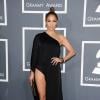 No 55th GRAMMY Awards, em fevereiro, Jennifer Lopez usou em vestido preto longe do básico. A peça era assinada pelo estilista Anthony Vaccarello e deixava uma das pernas toda de fora
