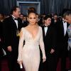 No Oscar de 2012, Jennifer Lopez apostou nas listras e nos recortes do vestido. Mais uma vez a estrela apostou num decote generoso