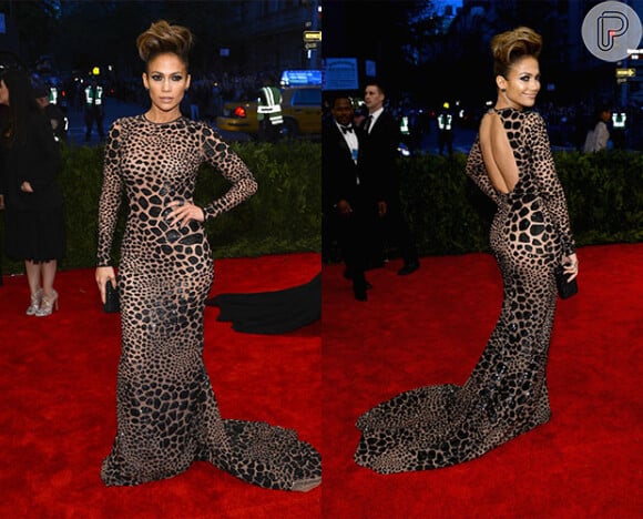 Para um evento de gala, em maio, Jennifer Lopez escolheu um vestido bordado em print de onça que exaltavam as curvas que fazem tanto sucesso em todo o mundo