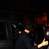 Alexandre Pato entra no carro após jantar em restaurante de São Paulo